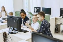 děti v počítačové učebně
